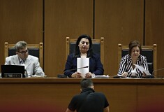 Μάρτυρας στη δίκη Χ.Α.: «Παρακρατική επίθεση από τάγμα εφόδου» η εισβολή στο στέκι «Αντίπνοια»