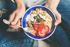 Νέα μελέτη αποκαλύπτει ποιες τροφές μας κάνουν καλό και πιο υγιείς