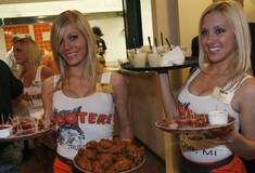 Τα «Hooters» πρωτοστατούν εναντίον της σεξουαλικής βίας
