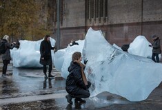 Ice Watch: Εγκατάσταση έξω από την Tate Modern μας ευαισθητοποιεί για το λιώσιμο των πάγων