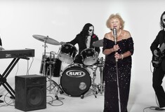 Μια αξιολάτρευτη γιαγιά τραγουδά death metal