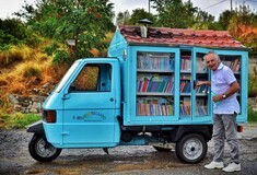 Η γλυκιά ιστορία πίσω από τη μικρότερη, ταξιδιάρικη βιβλιοθήκη της Ιταλίας
