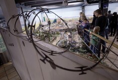 Η Miniatur Wunderland έφτιαξε τείχος για να χωρίσει τις ΗΠΑ από τον υπόλοιπο κόσμο, όπως θέλει να κάνει ο Τραμπ στο Μεξικό