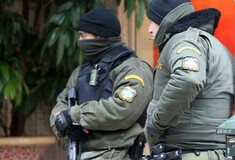 Επίθεση το βράδυ σε διμοιρία των ΜΑΤ στα Εξάρχεια