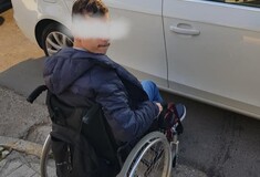 Παιδί σε αναπηρικό αμαξίδιο περίμενε επί 45 λεπτά σε μπλοκαρισμένη διάβαση στη Γλυφάδα
