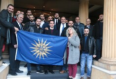 Με τη σημαία της Μακεδονίας και πανηγυρισμούς υποδέχτηκαν τον Καμμένο μέλη της νεολαίας ΑΝΕΛ