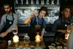 Τα Starbucks απαντούν στο διάταγμα Τραμπ και ανακοινώνουν πως θα προσλάβουν 10.000 πρόσφυγες