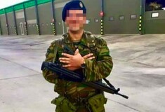 Νέα φωτογραφία στρατιώτη της ΕΛΔΥΚ που σχηματίζει τον αλβανικό αετό