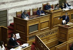 Υπερψηφίστηκε η κατάργηση του μέτρου περικοπής των συντάξεων - Έντονη αντιπαράθεση Μητσοτάκη - Τσίπρα για Πρέσπες