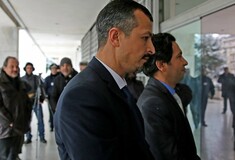 Υπό κράτηση θα παραμείνουν προς το παρόν οι οκτώ Τούρκοι στρατιωτικοί