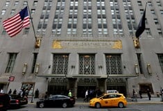 Το θρυλικό ξενοδοχείο Waldorf Astoria της Νέας Υόρκης έκλεισε σήμερα τις πύλες του για μια ανακαίνιση που θα το μεταμορφώσει