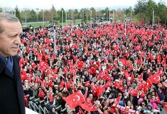 Χιλιάδες Τούρκοι επιφύλασσαν θριαμβευτική υποδοχή για τον Ερντογάν στην Άγκυρα