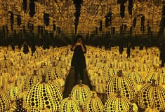 Γλυπτό της Yayoi Kusama καταστράφηκε από επισκέπτη που προσπαθούσε να βγάλει selfie