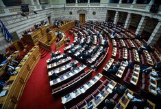 Ανατροπή: Πέρασε οριακά το άρθρο 3 για τις σχέσεις Κράτους- Εκκλησίας