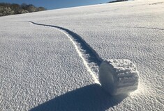 Σπάνιο φαινόμενο με χιόνι που σχηματίζει παγωμένα ρολά
