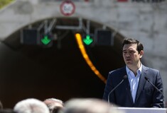 Μια λεξούλα εμφανίστηκε ξαφνικά πλάι στο κεφάλι του Τσίπρα