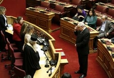 Ορκίστηκε βουλευτής ο Τέρενς Κουίκ και δηλώνει πως θα στηρίξει την κυβέρνηση μέχρι τέλους