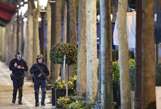 Συναγερμός στο Παρίσι: Όχημα έπεσε πάνω σε βαν της αστυνομίας στα Ηλύσια Πεδία