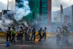 Έκρηξη οργής ξανά στη Βενεζουέλα - Χιλιάδες διαδηλωτές και ταραχές στους δρόμους