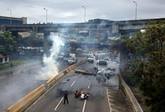 Βενεζουέλα: Βίντεο καταγράφει θωρακισμένο όχημα να πέφτει πάνω σε διαδηλωτές