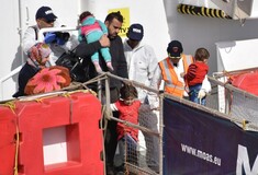 Η Ιταλία απαγορεύει την είσοδο στα λιμάνια της Σικελίας σε πλοία που μεταφέρουν μετανάστες