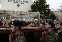 Λαοθάλασσα και τιμές αρχηγού κράτους για το λείψανο της Αγίας Ελένης που έφτασε στην Ελλάδα