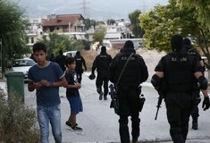 Τρεις συλλήψεις για ναρκωτικά και 31 προσαγωγές μέχρι στιγμής στη γιγαντιαία επιχείρηση της ΕΛ.ΑΣ στο Μενίδι