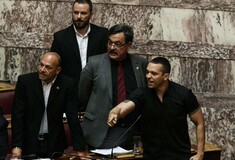 Χάος και έκτροπα στη Βουλή: Άγριο επεισόδιο με τον Κασιδιάρη να επιτίθεται στον Δένδια - ΒΙΝΤΕΟ