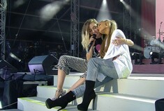 Συγκίνηση και ηχηρά μηνύματα στη συναυλία της Αριάνα Γκράντε για τα θύματα του Μάντσεστερ