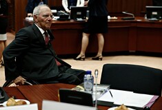 Σόιμπλε: Ο Τσίπρας δεν εμπιστεύεται αρκετά τον Τσακαλώτο - Συνεχώς τηλεφωνεί στη Μέρκελ