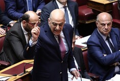Θυελλώδης συνεδρίαση στη Βουλή για τα μέτρα: Απορρίφθηκε η ένσταση αντισυνταγματικότητας που κατέθεσε η ΝΔ