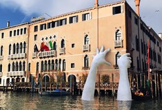 Το γλυπτό με τα γιγαντιαία χέρια που αναδύονται από το Μεγάλο Κανάλι της Βενετίας είναι μια ηχηρή απάντηση στην κλιματική αλλαγή