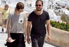 O Kit Harrington και η σύντροφός του Rose Leslie κάνουν διακοπές στη Σαντορίνη - Τα μπάνια στην πισίνα και οι βόλτες με τις γουρούνες