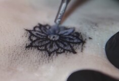 Αυτό το μελάνι για τατουάζ αλλάζει χρώμα και στο μέλλον θα σώζει ζωές