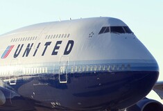 ΗΠΑ: Η United έρχεται σε εξωδικαστικό συμβιβασμό με τον επιβάτη που αποβίβασε με τη βία