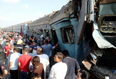 Αίγυπτος: Στους 37 οι νεκροί από τη σύγκρουση αμαξοστοιχιών- «Τα δύο τρένα ενώθηκαν στον αέρα σαν μια πυραμίδα»