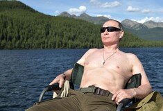 Οι «περιπετειώδεις» διακοπές του Πούτιν - «Γδύθηκε» και έκανε μπάνιο στα παγωμένα νερά της Σιβηρίας