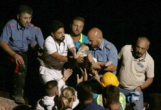 Ιταλία: Δραματική διάσωση βρέφους από τα συντρίμμια του σεισμού - Απεγκλωβίστηκαν και τα 3 αδέρφια