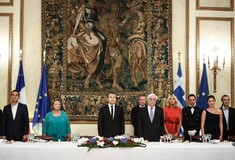 Φωτορεπορτάζ, απρόοπτα και εμφανίσεις στο επίσημο γεύμα για τους Μακρόν στο Προεδρικό