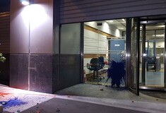 Επίθεση με σφυριά και μπογιές στο παλιό κτίριο του ΔΟΛ στη Μιχαλακοπούλου