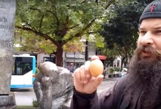 Παραπέμπεται στη δικαιοσύνη το βίντεο του «πατέρα Κλεομένη» με τον βανδαλισμό του μνημείου Ολοκαυτώματος στη Λάρισα