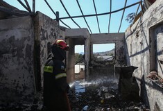 Καίγεται η Ανάβυσσος - Καταστράφηκαν ένα σπίτι και τρία οχήματα (upd)