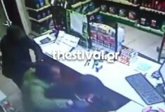 Θεσσαλονίκη: Κάμερα ασφαλείας κατέγραψε τη βάναυση επίθεση ληστών σε υπάλληλο βενζινάδικου