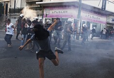 Επεισόδια με χημικά και μολότοφ στη συγκέντρωση για τον Φύσσα- Πέντε τραυματίες