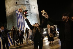 Χρυσαυγίτες βουλευτές μαζί με τους διαδηλωτές εναντίον της παράστασης «Η Ώρα του Διαβόλου» στη Θεσσαλονίκη