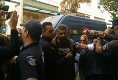 Αποδοκίμασαν τους απαγωγείς του Λεμπιδάκη στα δικαστήρια - Ένας δράστης δηλώνει πως φταίει η οικονομική κρίση για την πράξη του