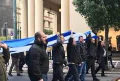 Χρυσαυγίτες με τον Κασιδιάρη μπροστά κάνουν πορεία στην Αθήνα για την Μακεδονία και τον Κατσίφα