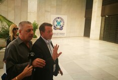 Ο πατέρας της Δώρας Ζέμπερη απέφυγε τους δημοσιογράφους- Τι είπε ο δικηγόρος του για την κατάθεση