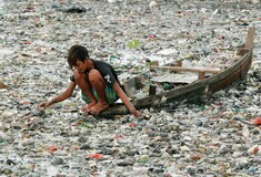 Τα πλαστικά ποτάμια της Ινδονησίας- Σοκαριστικό βίντεο δείχνει τι συμβαίνει όταν βρέχει