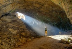 «Το παράξενο φαινόμενο της Αθήνας» – Το μεταφυσικό αφιέρωμα του BBC στο θρυλικό σπήλαιο του Νταβέλη